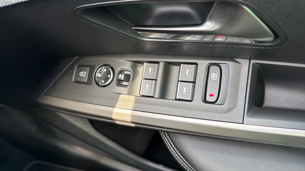 Peugeot 3008 1.2 Hybrid 136 GT 5dr e-DSC6 Petrol Estate - Image 21
