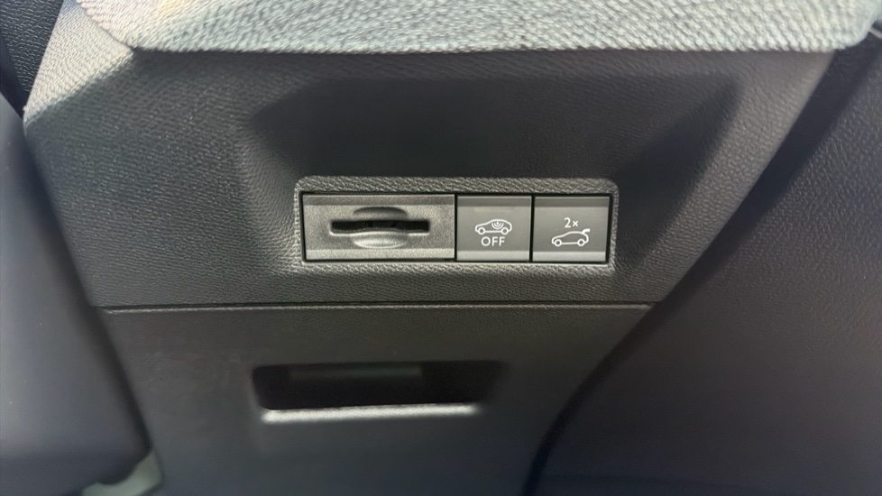 Peugeot 3008 1.2 Hybrid 136 GT 5dr e-DSC6 Petrol Estate - Image 22