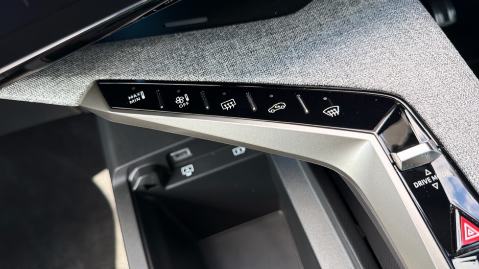 Peugeot 3008 1.2 Hybrid 136 GT 5dr e-DSC6 Petrol Estate - Image 29