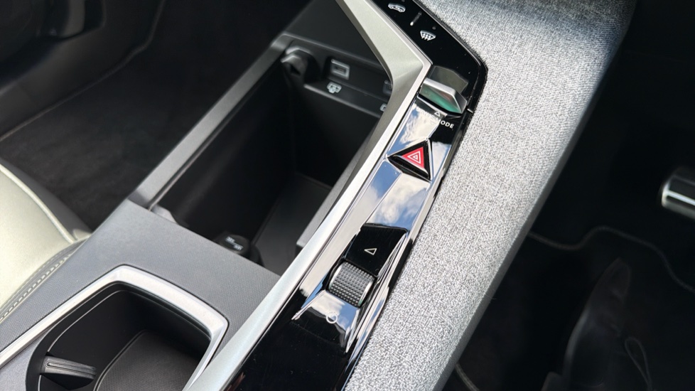 Peugeot 3008 1.2 Hybrid 136 GT 5dr e-DSC6 Petrol Estate - Image 32