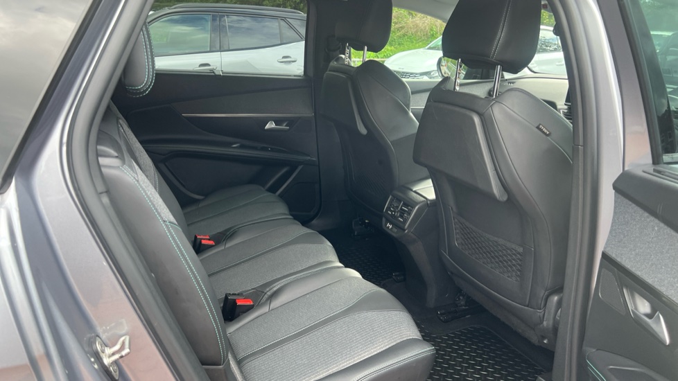 Peugeot 5008 1.2 PureTech Allure Premium 5dr EAT8 Petrol Estate - Image 16