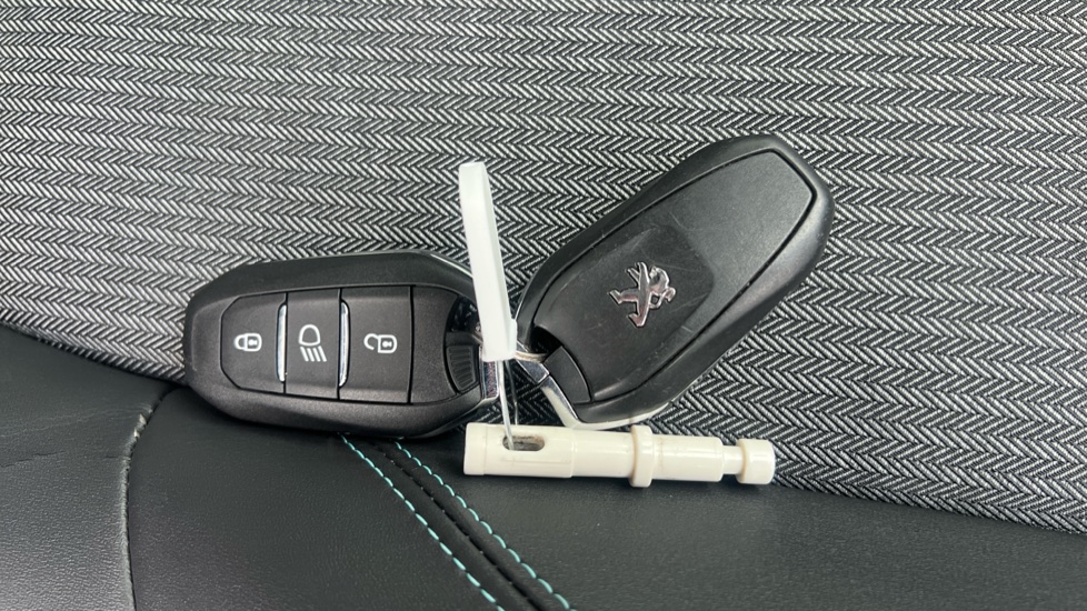 Peugeot 5008 1.2 PureTech Allure Premium 5dr EAT8 Petrol Estate - Image 20