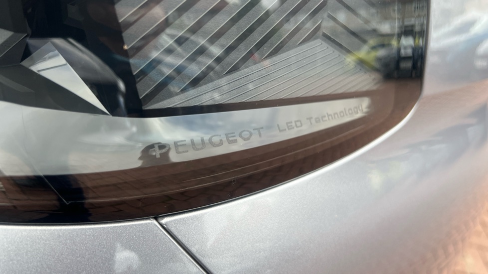 Peugeot 5008 1.2 PureTech Allure Premium 5dr EAT8 Petrol Estate - Image 28