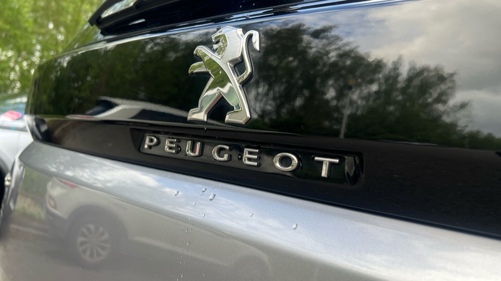 Peugeot 5008 1.2 PureTech Allure Premium 5dr EAT8 Petrol Estate - Image 29