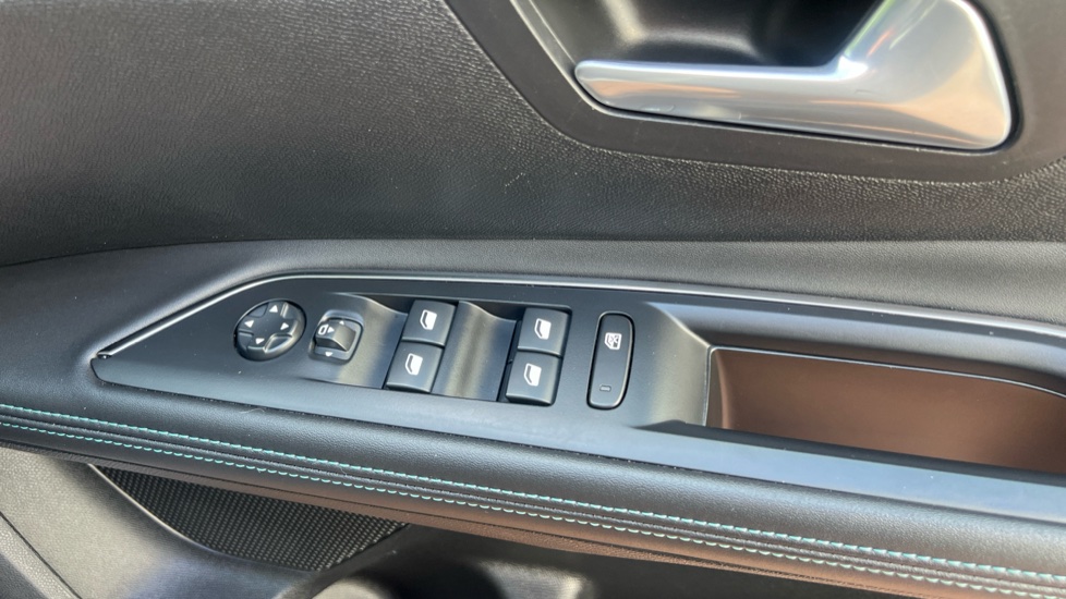 Peugeot 5008 1.2 PureTech Allure Premium 5dr EAT8 Petrol Estate - Image 33