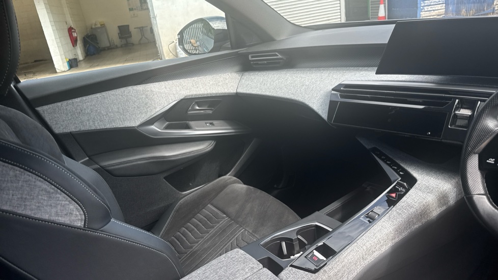 Peugeot 5008 157kW GT 73kWh 5dr Auto Electric Estate - Image 14