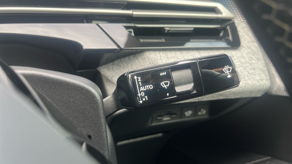 Peugeot 3008 1.2 Hybrid 136 GT 5dr e-DSC6 Petrol Estate - Image 24