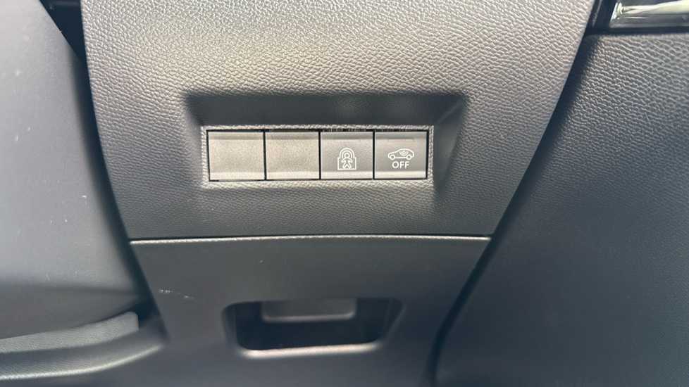 Peugeot 208 1.2 Hybrid 136 GT 5dr e-DSC6 Petrol Hatchback - Image 31