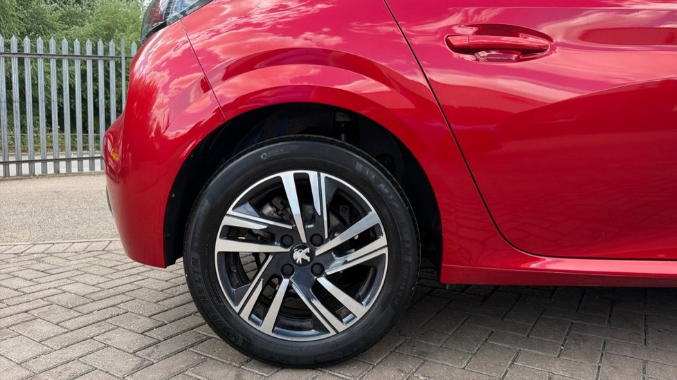 Peugeot 208 1.2 PureTech 100 Allure Premium + 5dr EAT8 Petrol Hatchback - Image 7