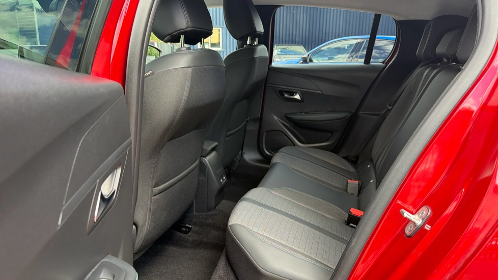 Peugeot 208 1.2 PureTech 100 Allure Premium + 5dr EAT8 Petrol Hatchback - Image 16