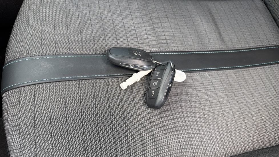 Peugeot 208 1.2 PureTech 100 Allure Premium + 5dr EAT8 Petrol Hatchback - Image 20