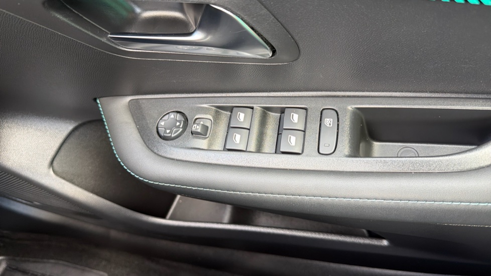Peugeot 208 1.2 PureTech 100 Allure Premium + 5dr EAT8 Petrol Hatchback - Image 21
