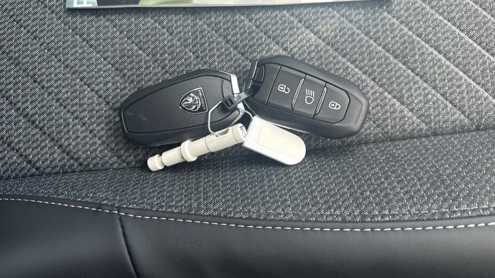 Peugeot 208 1.2 PureTech 100 Allure 5dr Petrol Hatchback - Image 20