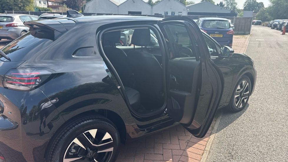Peugeot 208 1.2 PureTech 100 Allure 5dr Petrol Hatchback - Image 24