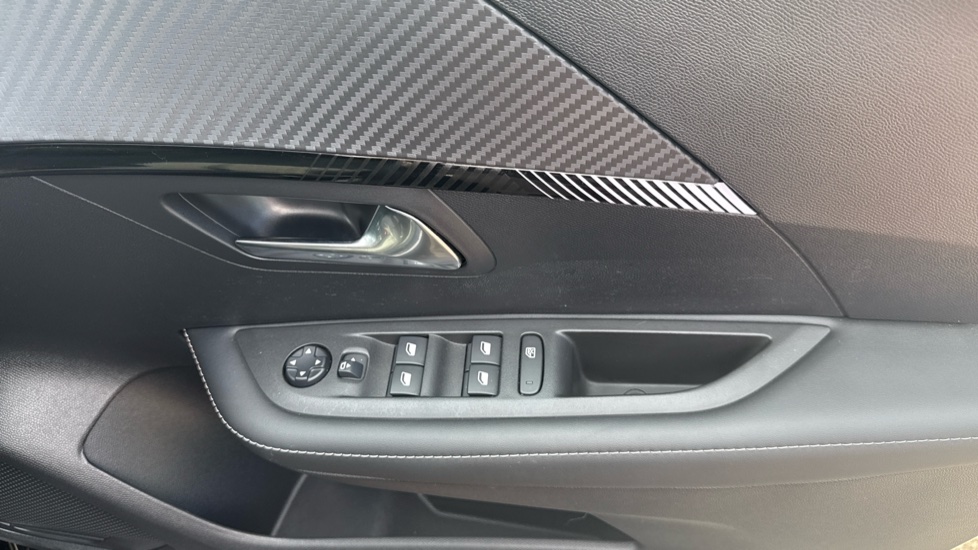 Peugeot 208 1.2 PureTech 100 Allure 5dr Petrol Hatchback - Image 25