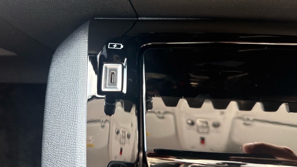 Peugeot 208 1.2 PureTech 100 Allure 5dr Petrol Hatchback - Image 36