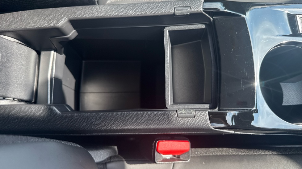 Peugeot 208 1.2 PureTech 100 Allure 5dr Petrol Hatchback - Image 38