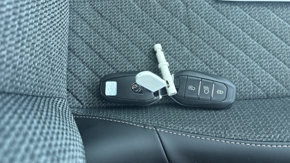 Peugeot 208 1.2 PureTech 100 Allure 5dr Petrol Hatchback - Image 20