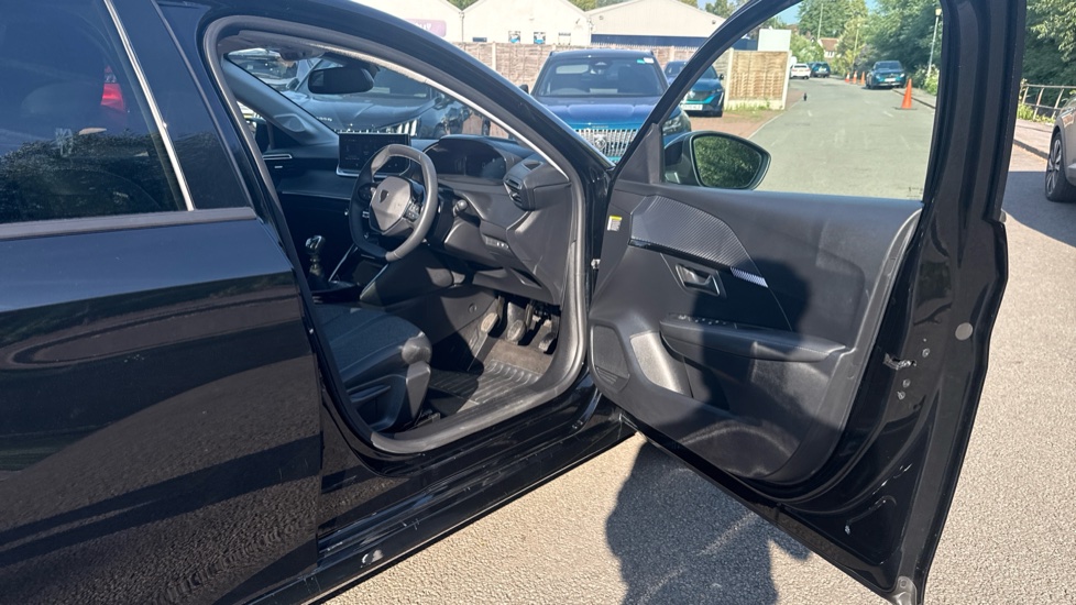 Peugeot 208 1.2 PureTech 100 Allure 5dr Petrol Hatchback - Image 24