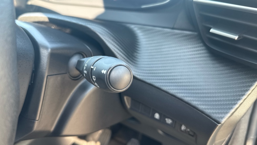 Peugeot 208 1.2 PureTech 100 Allure 5dr Petrol Hatchback - Image 27