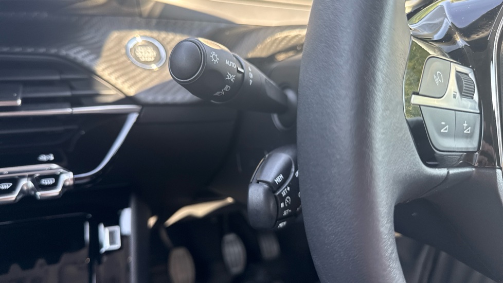 Peugeot 208 1.2 PureTech 100 Allure 5dr Petrol Hatchback - Image 28