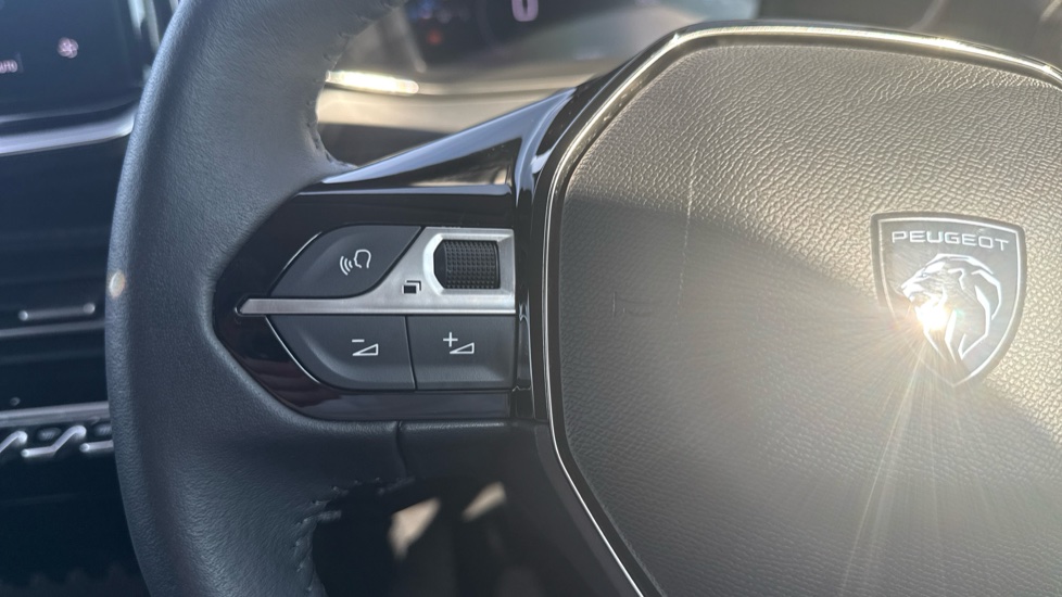Peugeot 208 1.2 PureTech 100 Allure 5dr Petrol Hatchback - Image 29