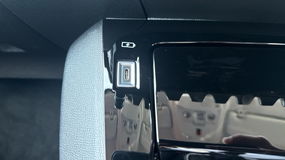 Peugeot 208 1.2 PureTech 100 Allure 5dr Petrol Hatchback - Image 34