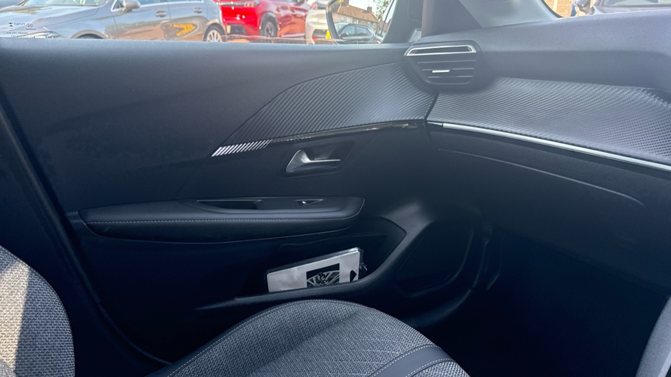 Peugeot 208 1.2 PureTech 100 Allure 5dr Petrol Hatchback - Image 37
