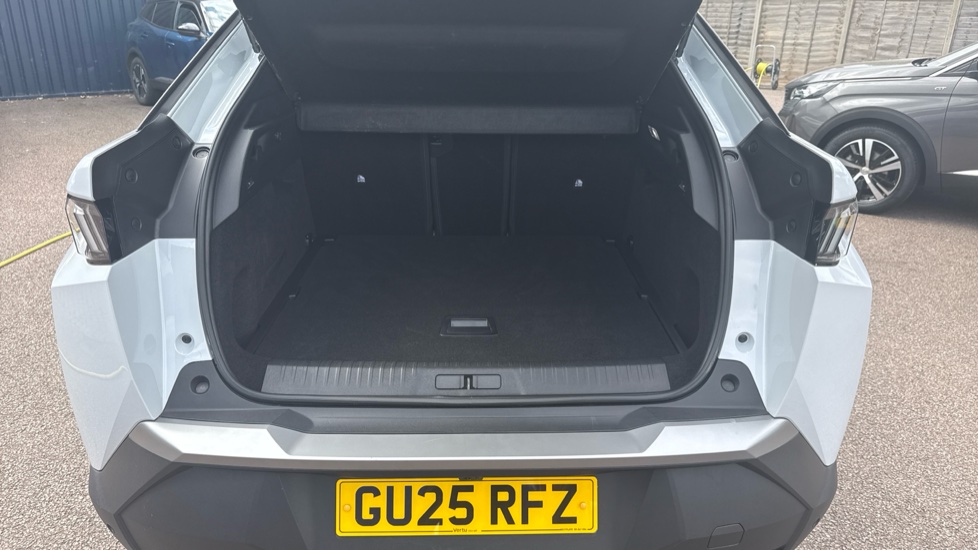 Peugeot 3008 1.2 Hybrid 136 Allure 5dr e-DSC6 Petrol Estate - Image 4