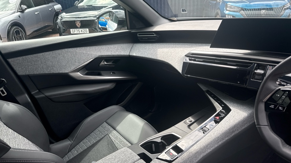 Peugeot 3008 1.2 Hybrid 136 Allure 5dr e-DSC6 Petrol Estate - Image 14