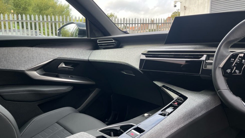 Peugeot 5008 1.2 Hybrid 145 GT 5dr e-DSC6 Petrol Estate - Image 14