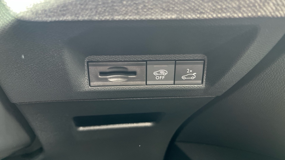 Peugeot 5008 1.2 Hybrid 145 GT 5dr e-DSC6 Petrol Estate - Image 25