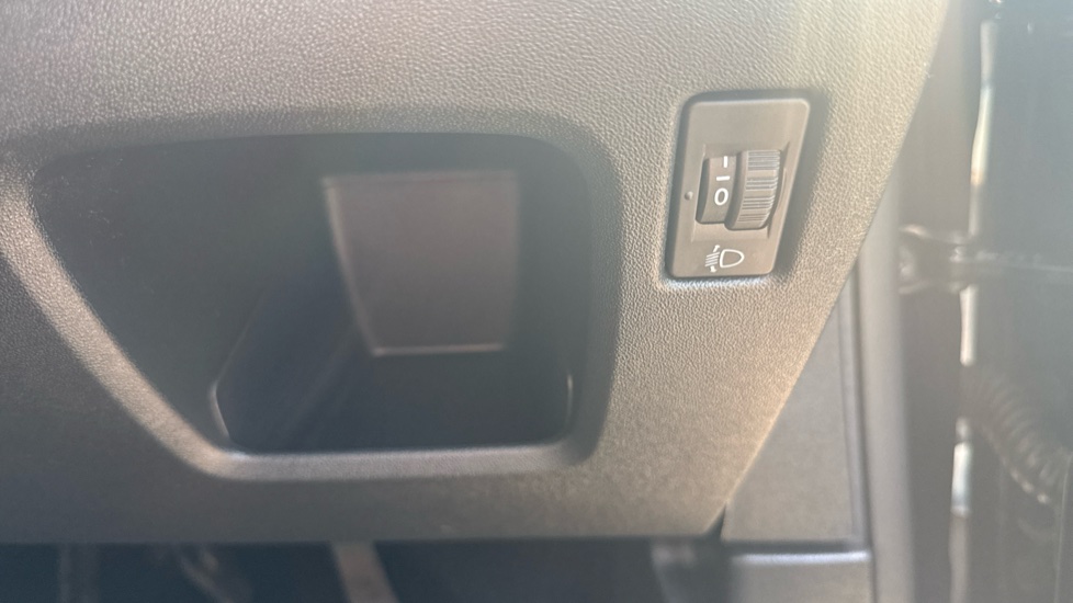 Peugeot 208 1.2 PureTech 82 Tech Edition 5dr [Start Stop] Petrol Hatchback - Image 27