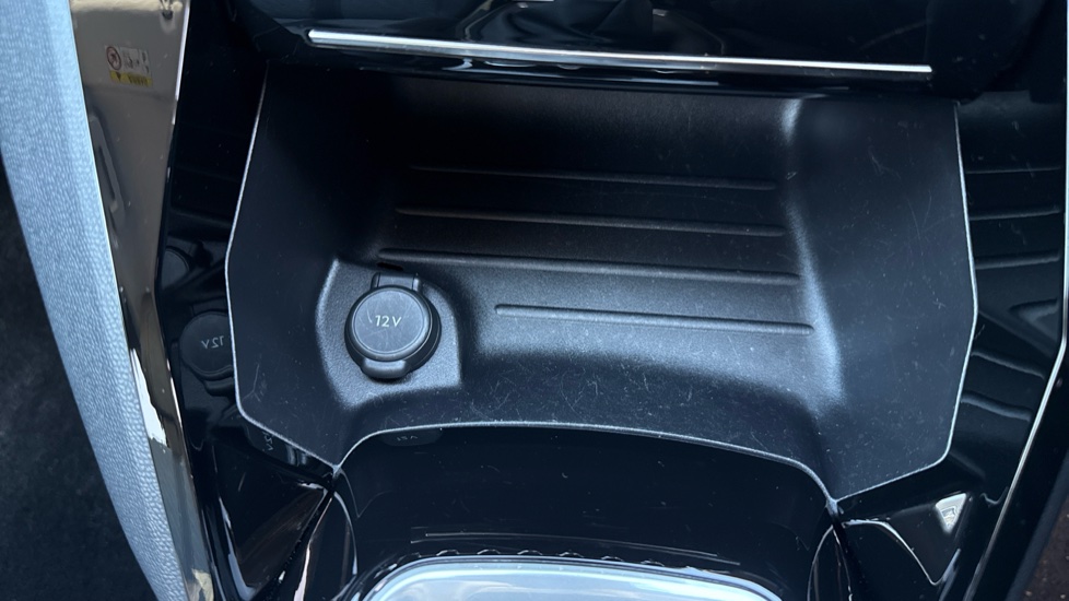 Peugeot 208 1.2 PureTech 100 Allure 5dr Petrol Hatchback - Image 38