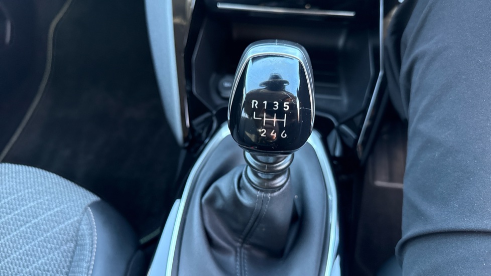 Peugeot 208 1.2 PureTech 100 Allure 5dr Petrol Hatchback - Image 39