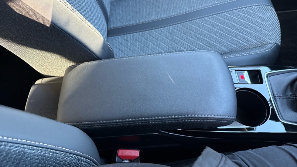 Peugeot 208 1.2 PureTech 100 Allure 5dr Petrol Hatchback - Image 43