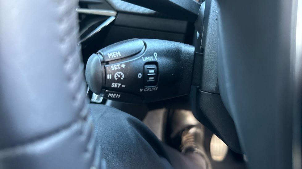 Peugeot 208 1.2 PureTech 100 Allure 5dr Petrol Hatchback - Image 45