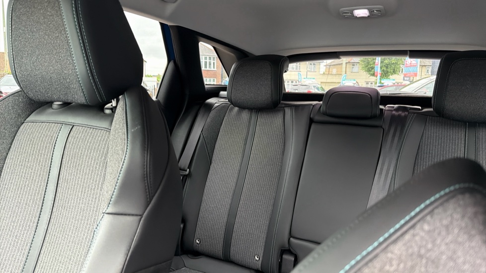 Peugeot 3008 1.2 PureTech Allure Premium+ 5dr Petrol Estate - Image 15
