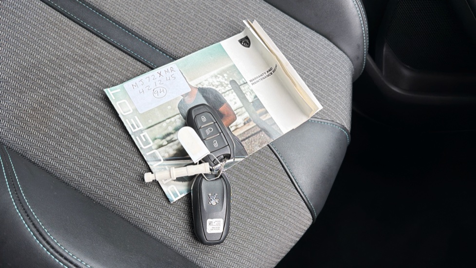 Peugeot 3008 1.2 PureTech Allure Premium+ 5dr Petrol Estate - Image 19