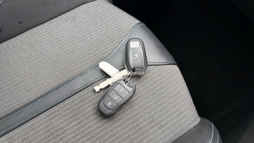 Peugeot 3008 1.2 PureTech Allure Premium+ 5dr Petrol Estate - Image 20