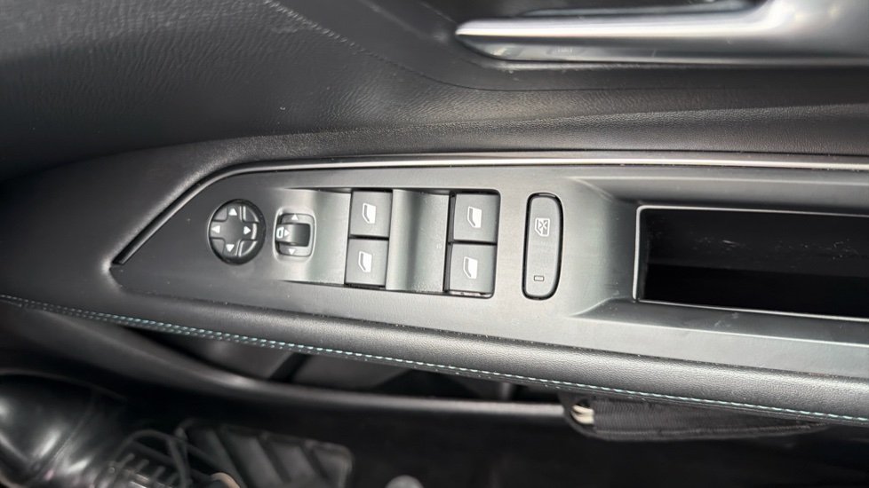 Peugeot 3008 1.2 PureTech Allure Premium+ 5dr Petrol Estate - Image 21