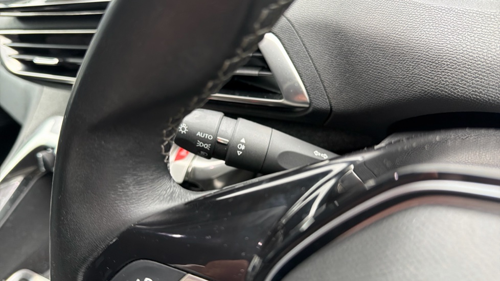 Peugeot 3008 1.2 PureTech Allure Premium+ 5dr Petrol Estate - Image 25