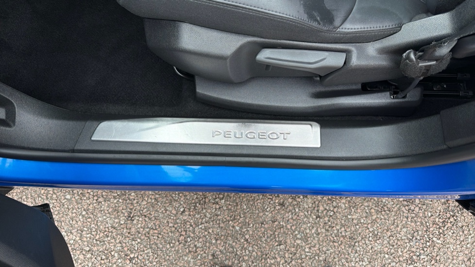 Peugeot 3008 1.2 PureTech Allure Premium+ 5dr Petrol Estate - Image 35