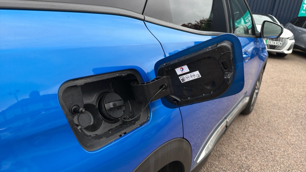 Peugeot 3008 1.2 PureTech Allure Premium+ 5dr Petrol Estate - Image 38