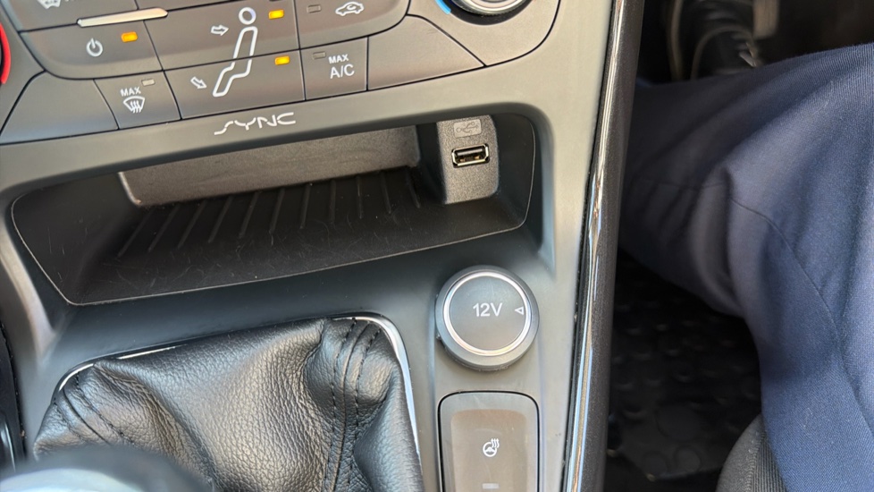 Ford Focus 1.5 TDCi 120 Titanium 5dr Diesel Hatchback - Image 31