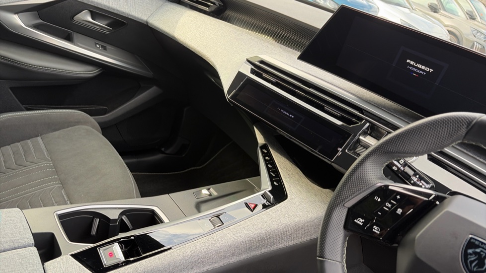Peugeot 5008 1.2 Hybrid 136 GT 5dr e-DSC6 Petrol Estate - Image 14