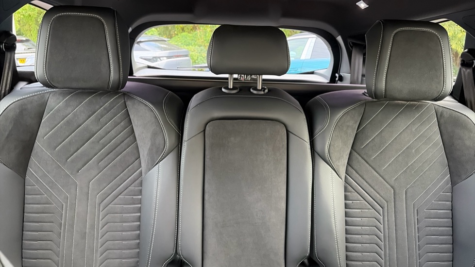 Peugeot 5008 1.2 Hybrid 136 GT 5dr e-DSC6 Petrol Estate - Image 15