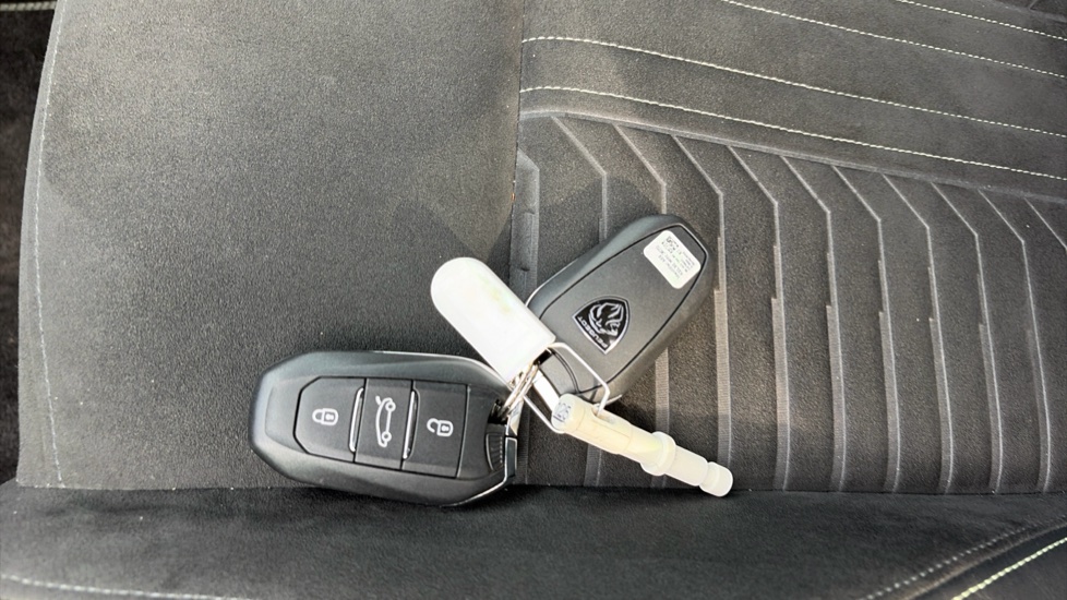 Peugeot 5008 1.2 Hybrid 136 GT 5dr e-DSC6 Petrol Estate - Image 20
