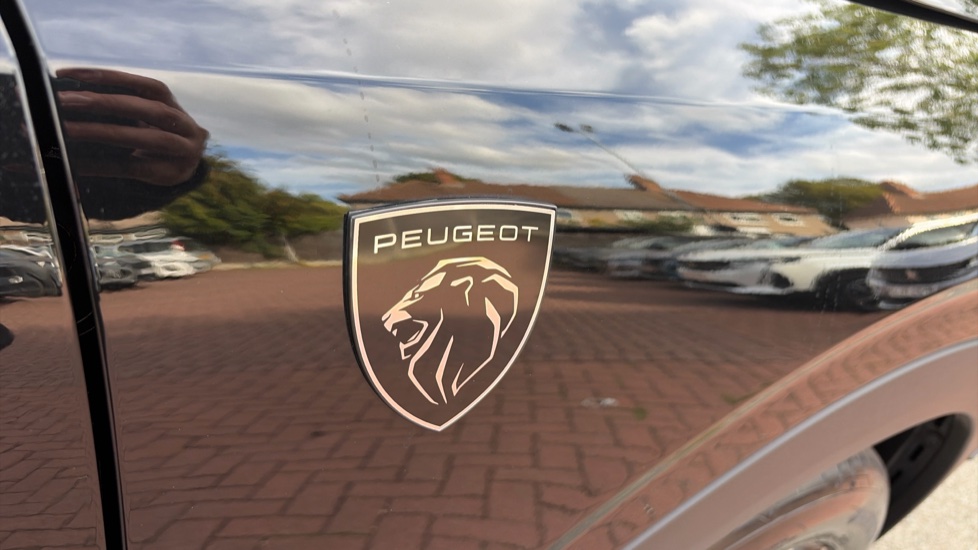 Peugeot 5008 1.2 Hybrid 136 GT 5dr e-DSC6 Petrol Estate - Image 22