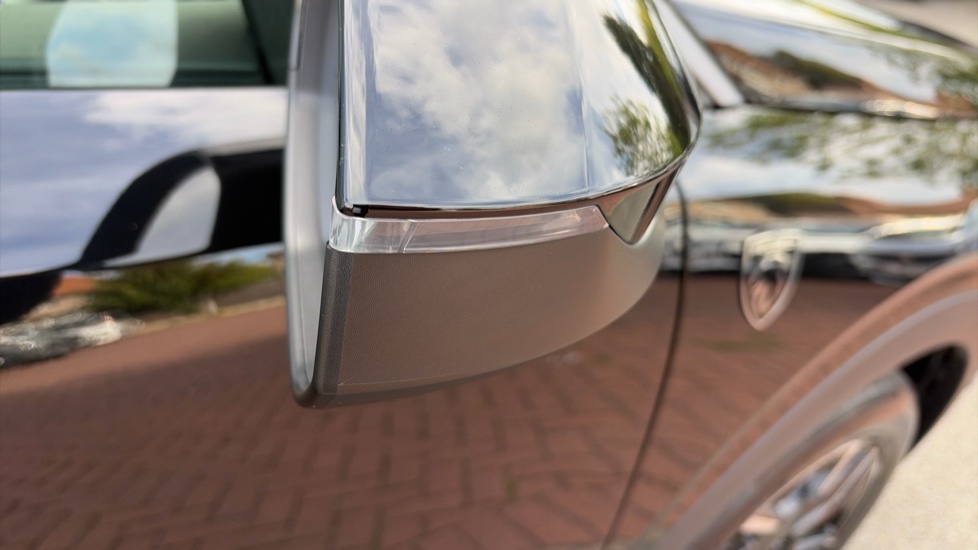 Peugeot 5008 1.2 Hybrid 136 GT 5dr e-DSC6 Petrol Estate - Image 23